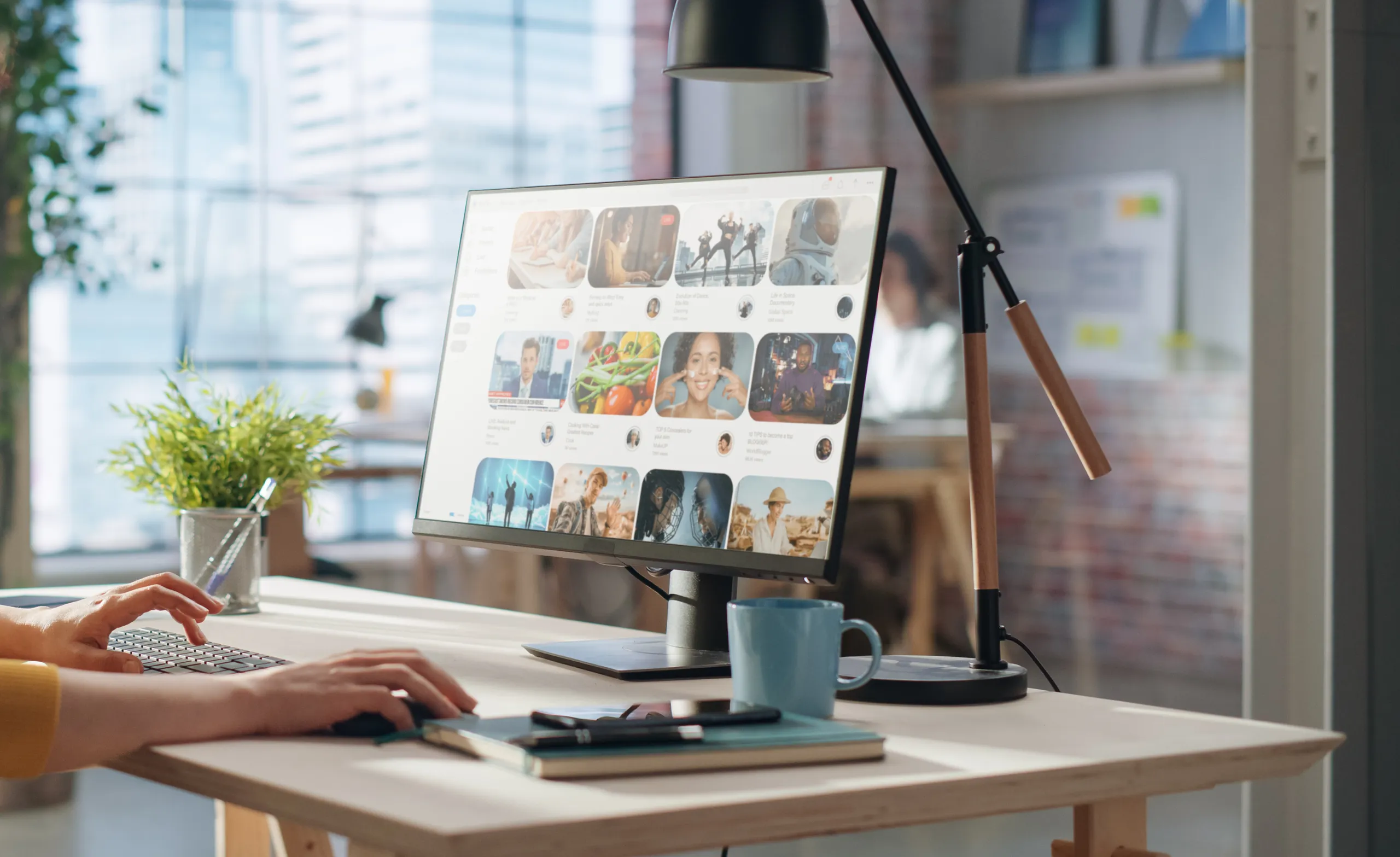 Jemand der an einem Monitor sitzt und an Bildern arbeitet